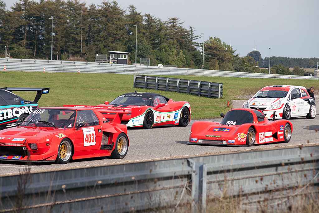 Preben Grundtvig i Ferrari 458 med nr 405, kæmper om 3. pladsen med Johannes Graversen i Fiat X1/9 med nr 403